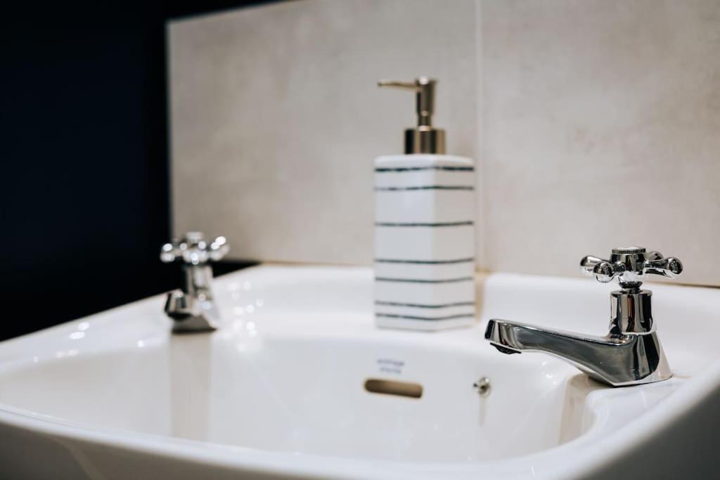 The Lighthouse, Boutique Apartment In The Town Centre - Starlink Wi-Fi Tavistock  Exteriör bild